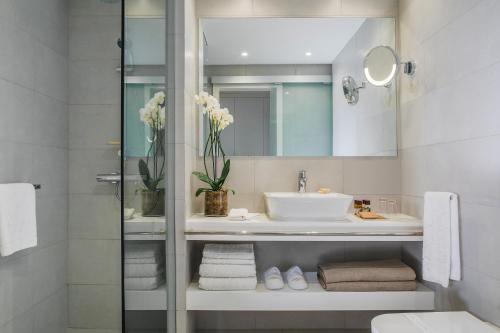 Double or Twin Room with Panoramic View image 7