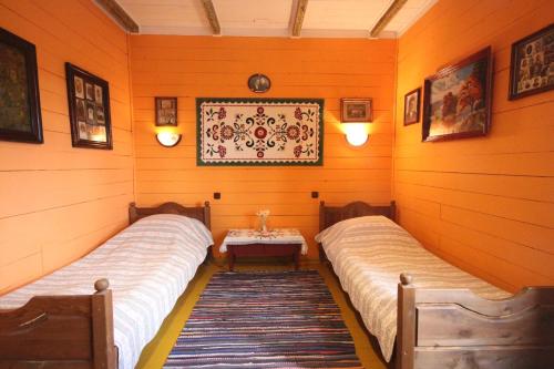 3 bedrooms, 8 beds