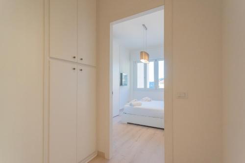 One-Bedroom Apartment room in White Lake View Apartment by Rent All Como