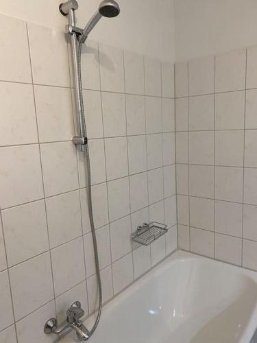 Dušš, 4 Zimmer Wohnung mit 6 Betten nahe Hamburg in Glinde