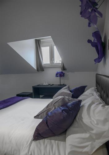 Triple Room with Private Bathroom image 3