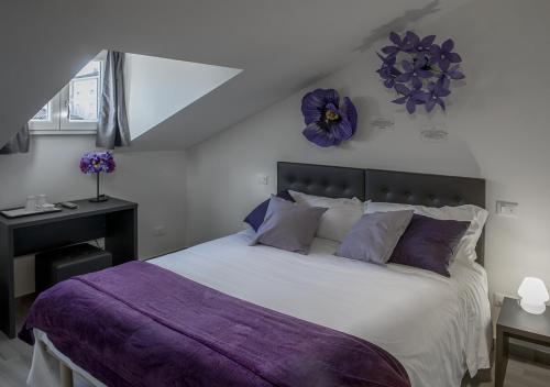 Triple Room with Private Bathroom image 4