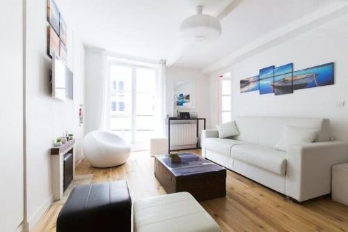 High Standing 2-Room Apartment in Latin Quarter Paris, Parigi