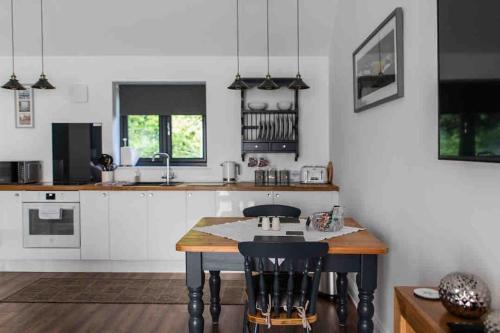 Open plan Stylish Apartment in rural Kent in Egerton