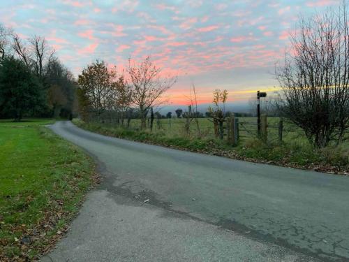 Open plan Stylish Apartment in rural Kent in Egerton