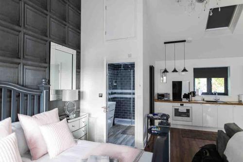 Open plan Stylish Apartment in rural Kent in Egerton