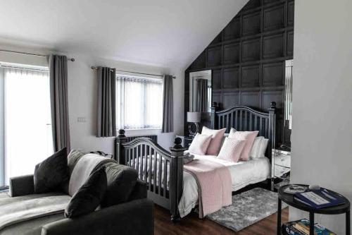 Open plan Stylish Apartment in rural Kent in Egerton