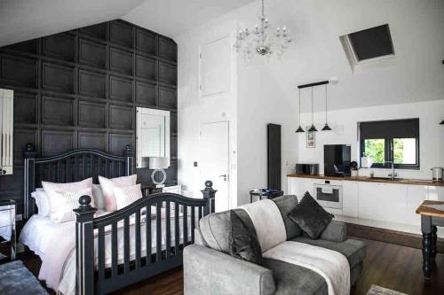 Open plan Stylish Apartment in rural Kent in Egerton