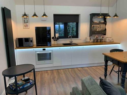 Open plan Stylish Apartment in rural Kent in Egerton