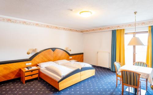 2 queen beds, 2 sofa beds