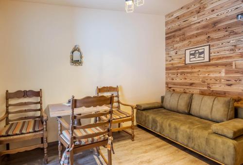 2 twin beds, 1 sofa bed