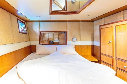 Luxury Yachts - Jumeirah