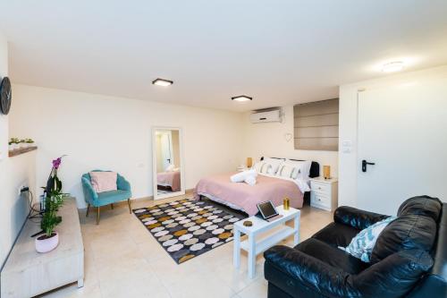 Vendégszoba, Cosy & Calm Central Getaway Modern Guest Suite by Midrachov 1 Queen Bed in Zichron Yaakov