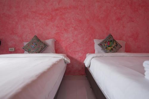 2 twin beds