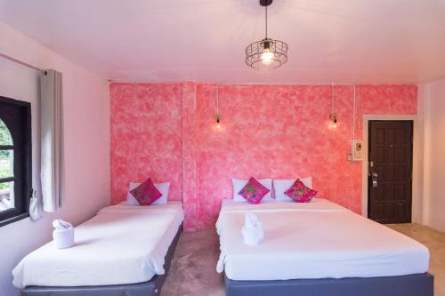 1 queen bed, 1 twin bed
