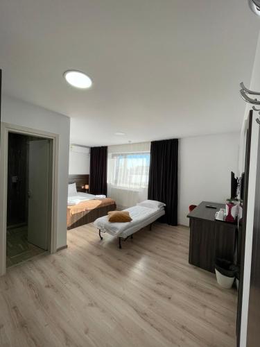 1 queen bed, 1 twin bed
