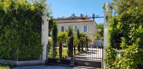 2 bedrooms, 6 beds