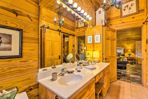 Pet-Friendly Cabot Cabin with Fenced Yard!