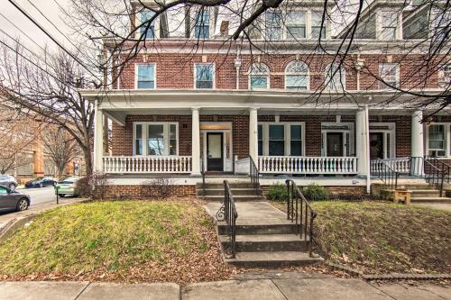 Lancaster Unit with Expansive Covered Porch!, Lancaster (Foto 3)