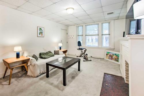 Lancaster Unit with Expansive Covered Porch!, Lancaster (Foto 5)