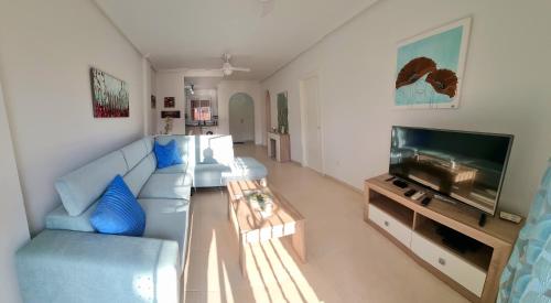  Poolside 2 Bedroom Apt, Ultra Fast Wi-Fi, Netflix, 200+ TV Channels in Los Alcázares
