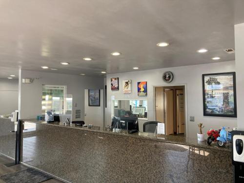 Lobby, Coast Riders Inn in San Simeon (CA)