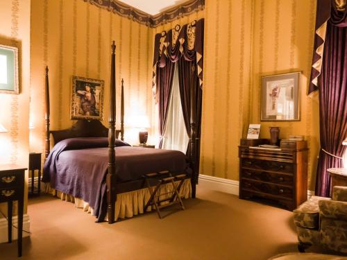 The Guest House Historic Mansion - image 11