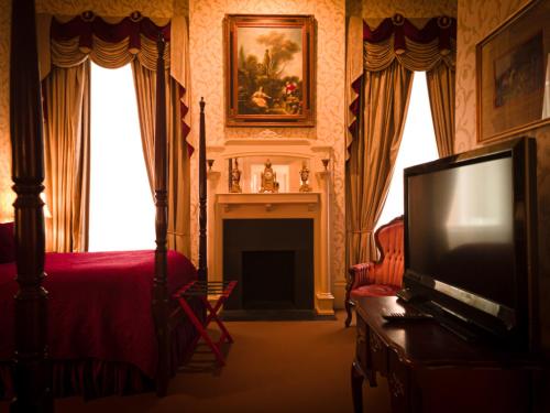 The Guest House Historic Mansion - image 3