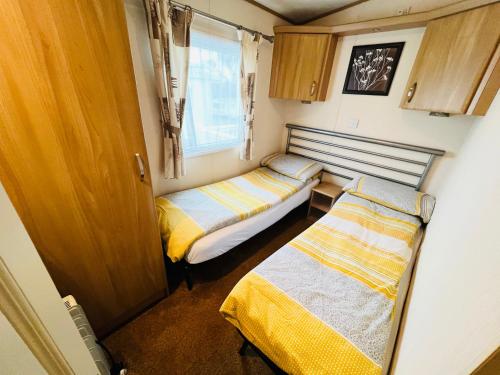 Quartos, 2 Bedroom Caravan LG39, Shanklin, Isle of Wight in Lake South