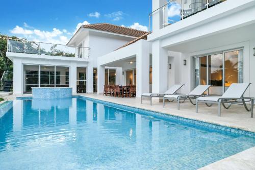Deluxe Villa image 2