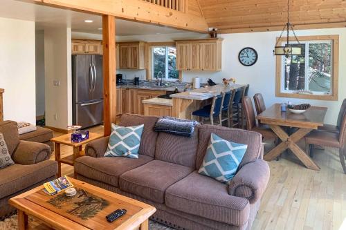 Rustic Retreat with Deck Steps From Lake Almanor! - image 4
