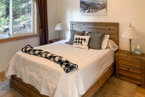 Rustic Retreat with Deck Steps From Lake Almanor! - image 9