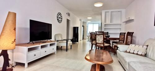 Large apartment with sea view, Bat Jam (zdjęcie 5)