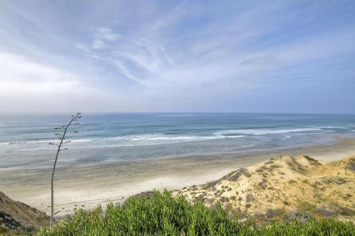 Oceanfront Fully Remodeled 2BR 2BA, Pool, Hot Tub, Gated Parking - Encinitas, CA
