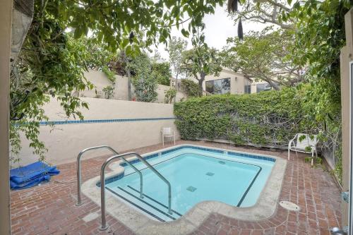 Oceanfront Fully Remodeled 2BR 2BA, Pool, Hot Tub, Gated Parking in Solana Beach, USA