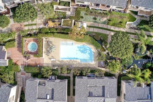 Oceanfront Fully Remodeled 2BR 2BA, Pool, Hot Tub, Gated Parking in Solana Beach, USA