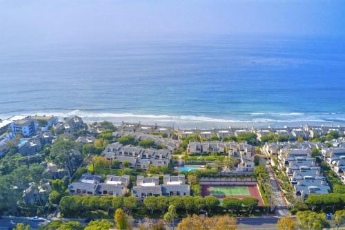 Oceanfront Fully Remodeled 2BR 2BA, Pool, Hot Tub, Gated Parking in Solana Beach, USA
