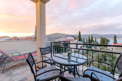  Apartments Villa Kameja in 21223 Okrug Donji