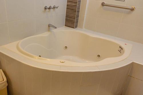 Karstais baseins, Hotel Mochiks in Čiklajo