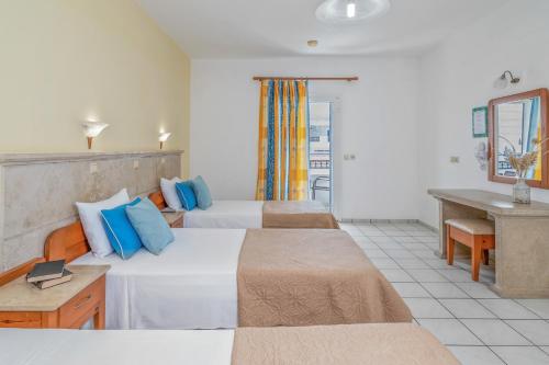 1 double bed, 1 twin bed