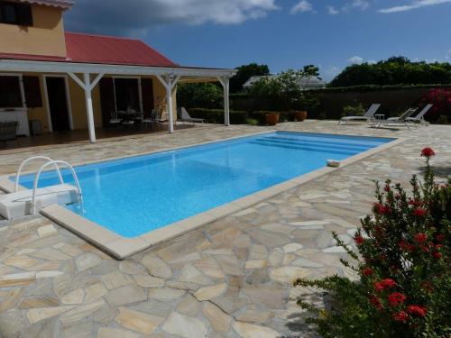 Villa Magnifique piscine & jardin - Location, gîte - Baie-Mahault