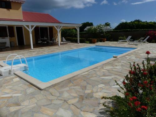 Swimming pool, Villa Magnifique piscine & jardin in Baie-Mahault