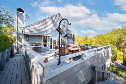 Vineyard views, stunning house & deck