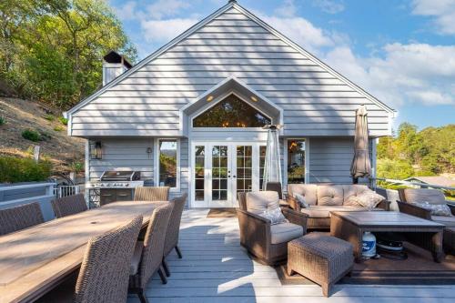 Vineyard views, stunning house & deck