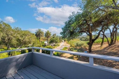 Vineyard views, stunning house & deck