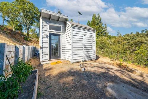 Vineyard views, stunning house & deck