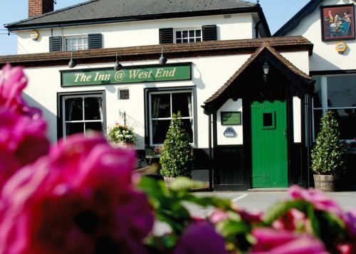 The Inn West End in แคมเบอร์เลย์