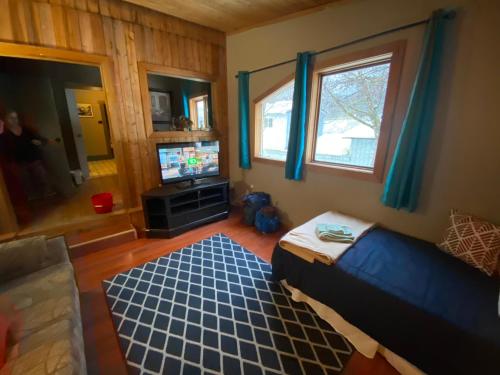 1 queen bed, 2 twin beds