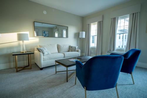 1 queen bed, 1 sofa bed