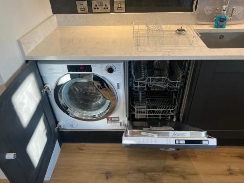 keuken, Superb 2 bed Apartment Great location in Hartshill